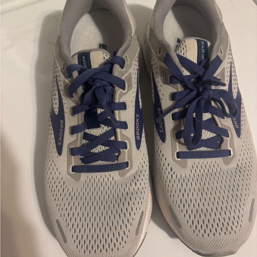 Brooks Light Gray Sneakers with Navy Highlights